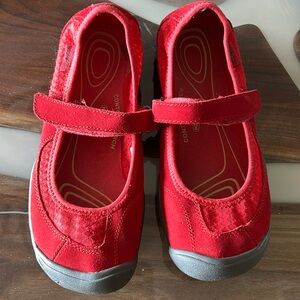 Keen pinky/red strap Velcro adorable comfy shoe